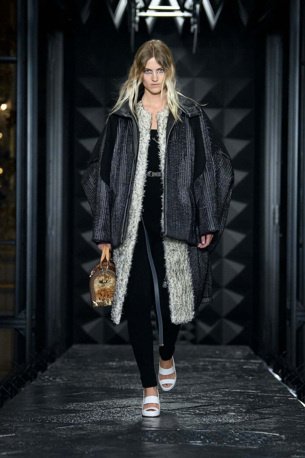 linda on X: This Louis Vuitton aw23 bag is such a standout   / X