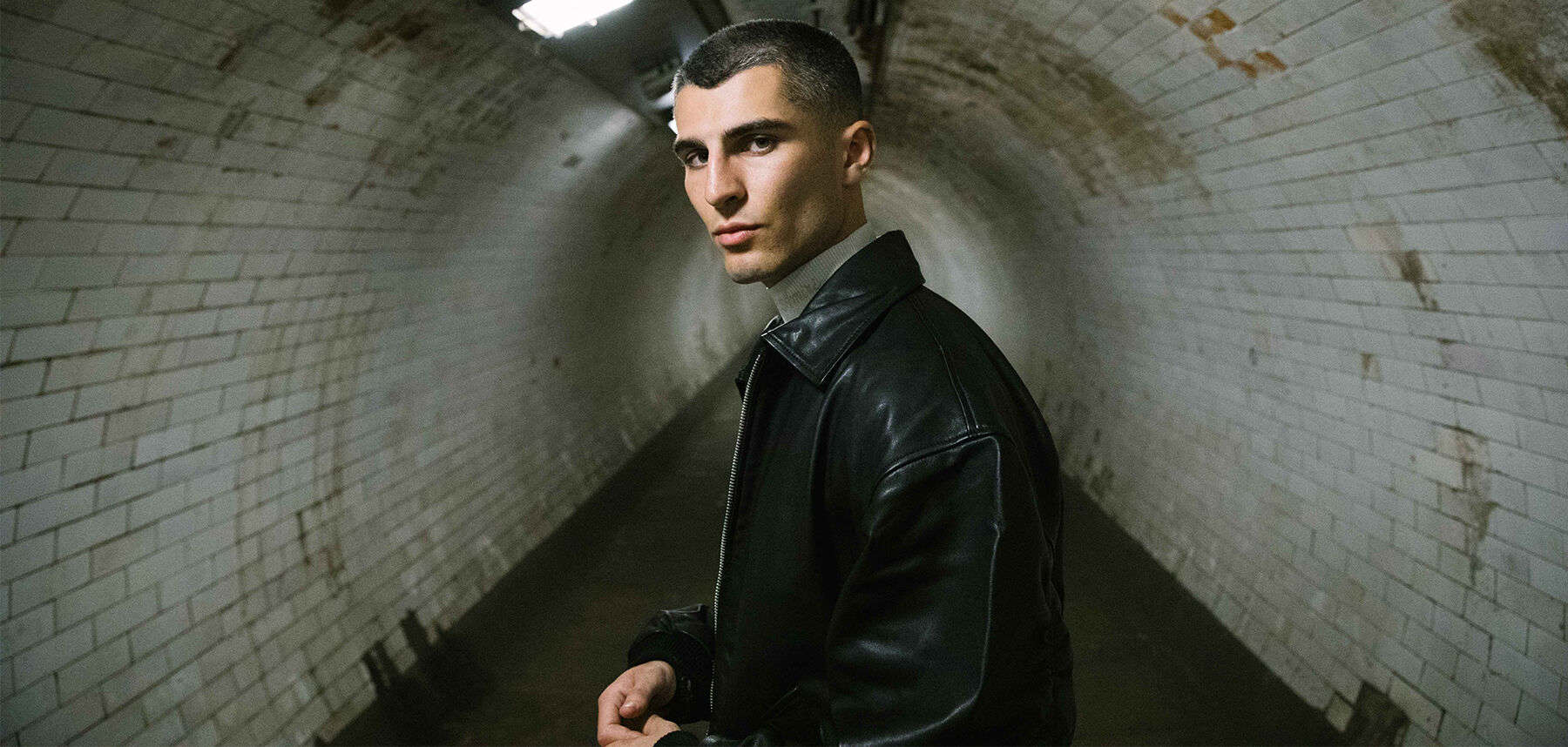 10 vragen aan Charlie Jeer terwijl hij zijn muziekvideo ‘Mona Lisa’ uitbrengt 10 vragen aan Charlie Jeer terwijl hij zijn muziekvideo ‘Mona Lisa’ uitbrengt