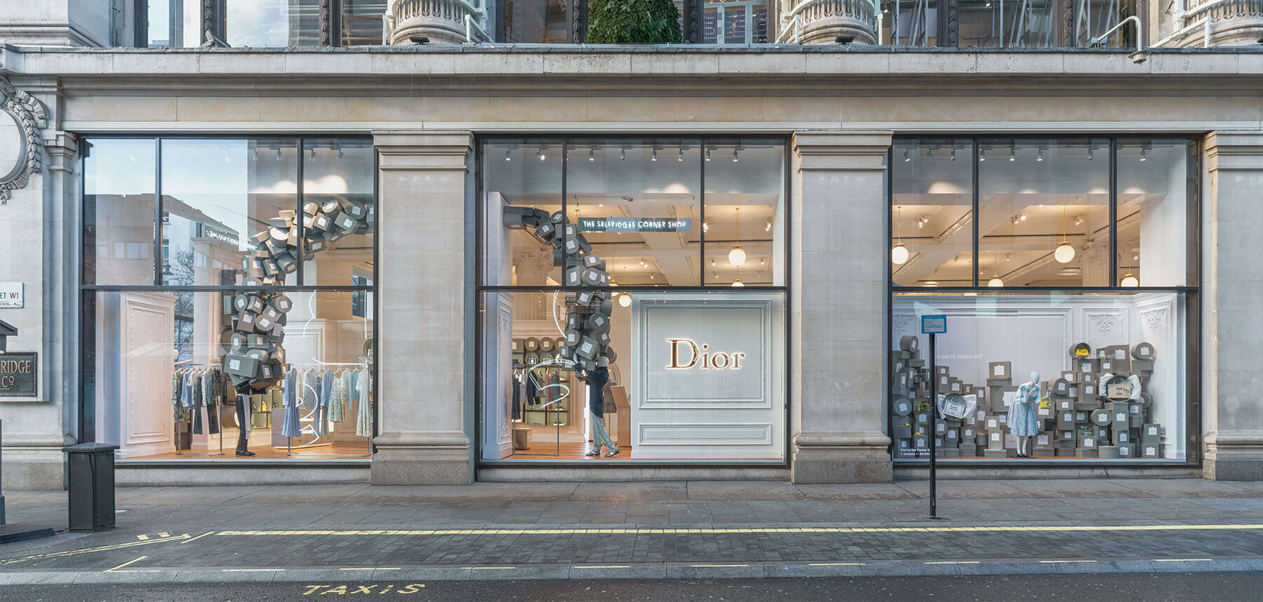 Dior van Jonathan Anderson debuteert in de Selfridges Corner Shop