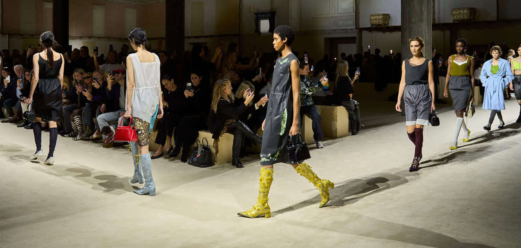 Prada: confectiekleding AW26 – 10 tijdschrift