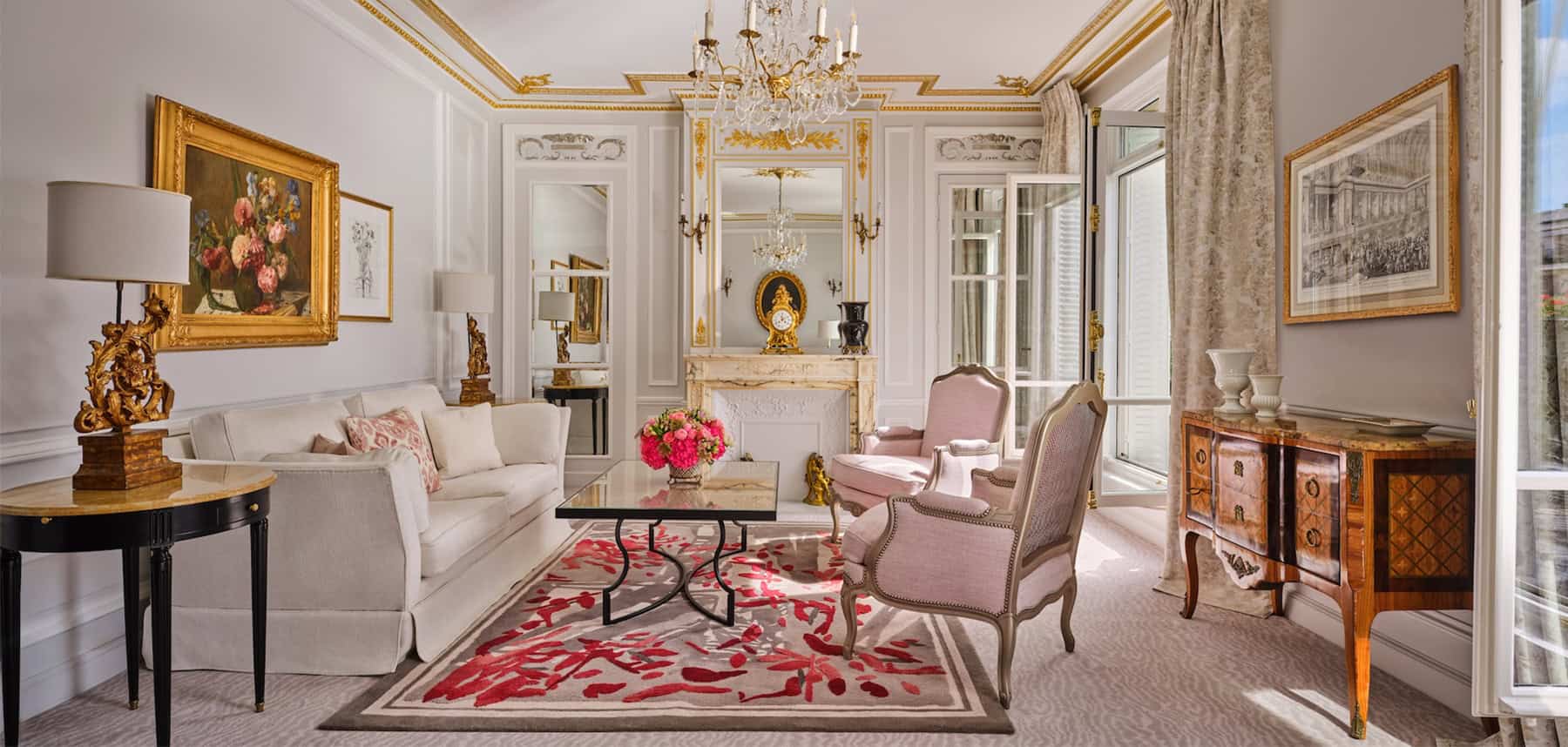 Stap binnen in het Hôtel Plaza Athénée, waar de Franse luxe voortleeft