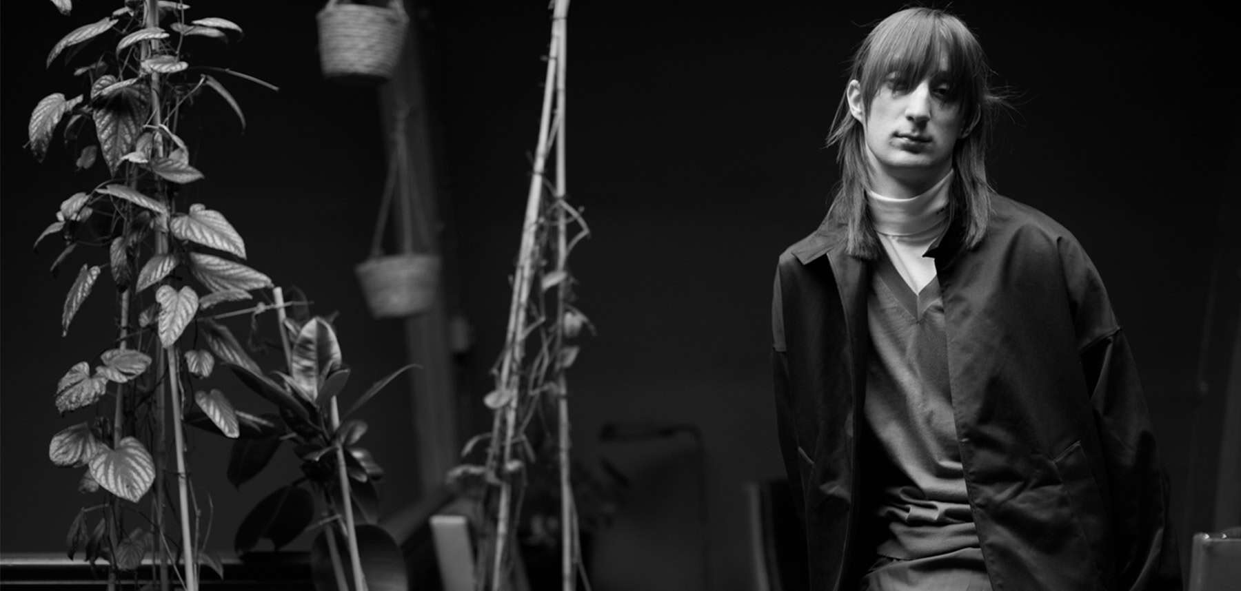 Voor de laatste cover van 10 Men, nummer 63, draagt Piotr Szatan Prada