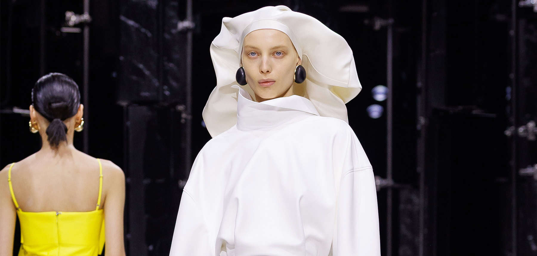 Stephen Jones over de alledaagse elegantie van zijn AW26 Givenchy-hoeden