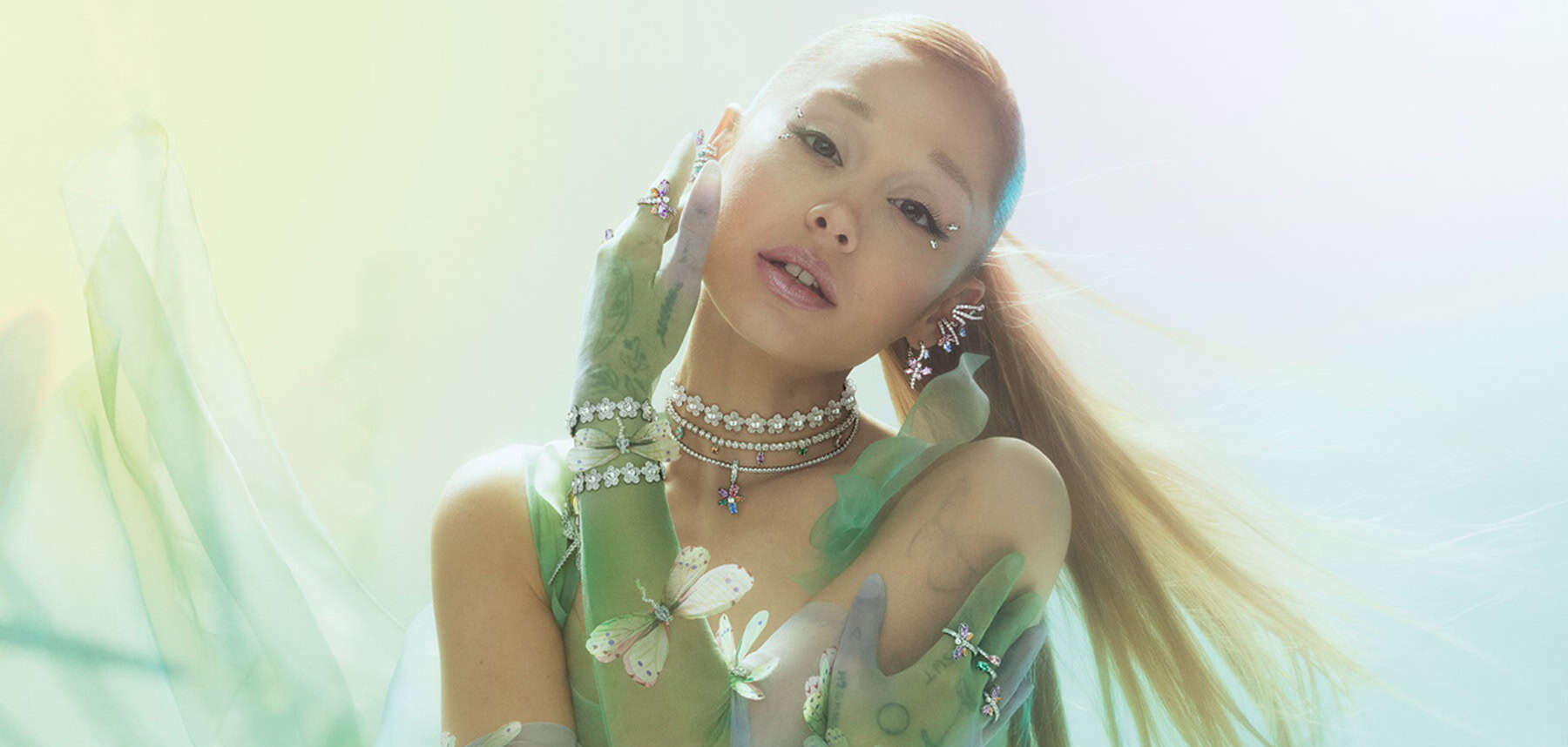 Swarovski tikt Ariana Grande aan voor een grillige tweedejaarssamenwerking