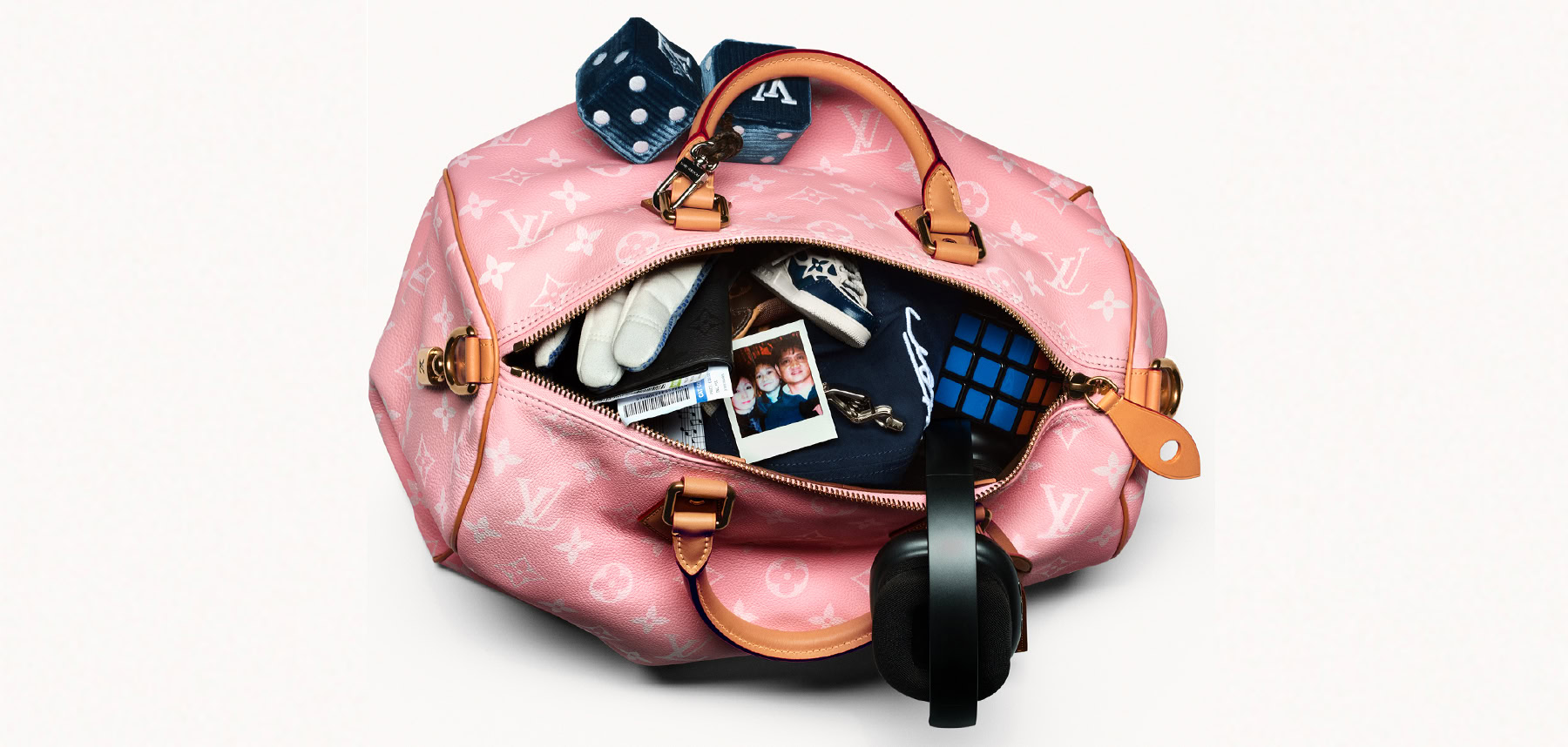 Louis Vuitton viert de snelle P9 met een kijkje in de tassen van toonaangevende jongens